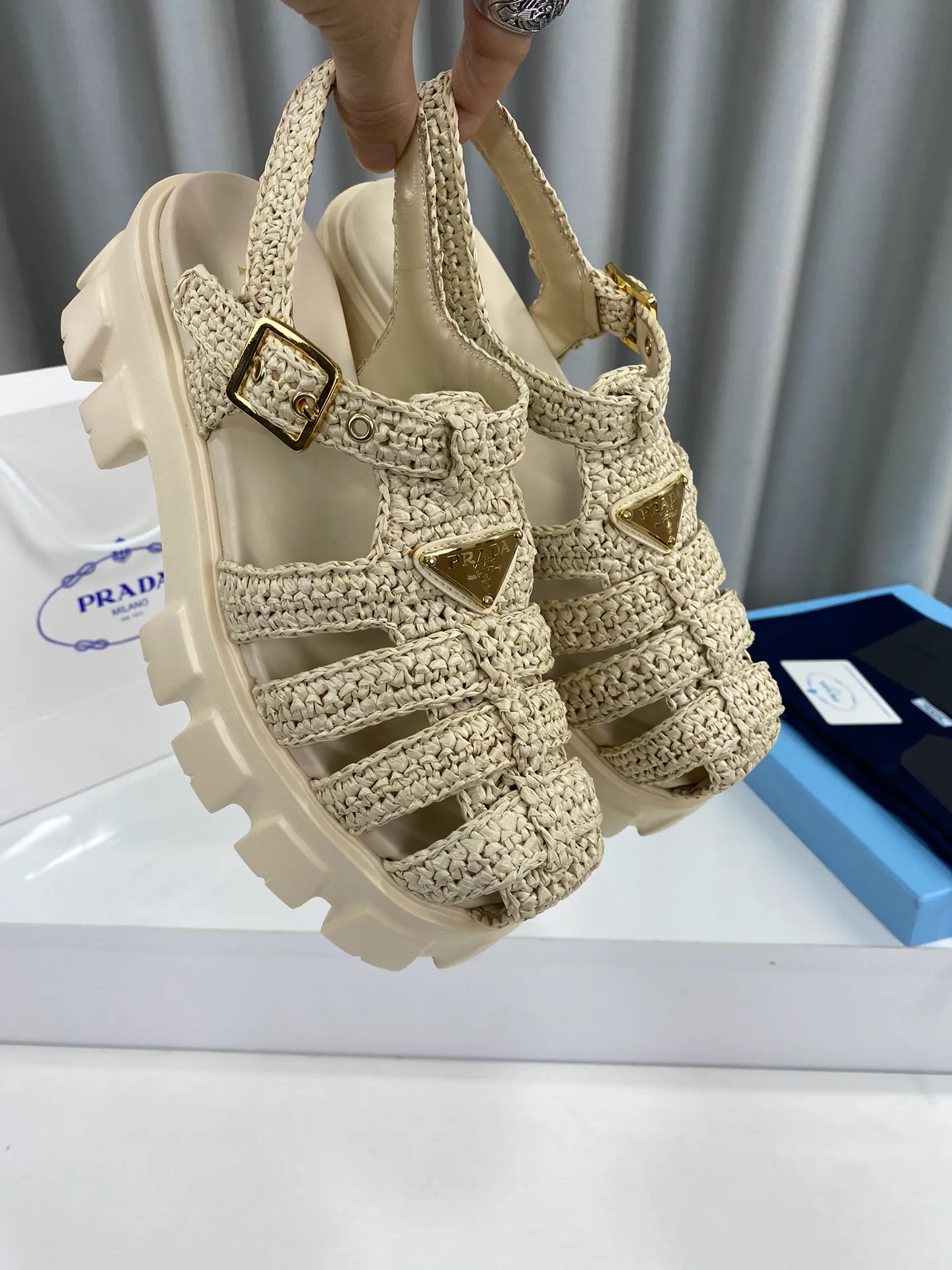 👟👟Ex-factory price 600👟👟 Prada’s latest bamboo cage weaving thick-soled triangle buckle sandals☑️ Latest environmentally friendly PP material, fully handmade crochet, just like knitting sweaters, slow work and meticulous work, retro fashionable thick-soled shoes, with woven uppers, making the whole pair of shoes light and comfortable, bright colors, satisfying a variety of choices for fashionable people with different styles! The iconic metal triangle logo is paired with the shape of ancient beach sandals. Every design element is fashionable! Size: Women's 35-39 (34, 40, custom-made, non-returnable) Full set of counter original packaging